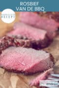 Een paar plakken perfect gegrilde rosbief. Een tekst bovenin: Makkelijk recept, rosbief van de BBQ