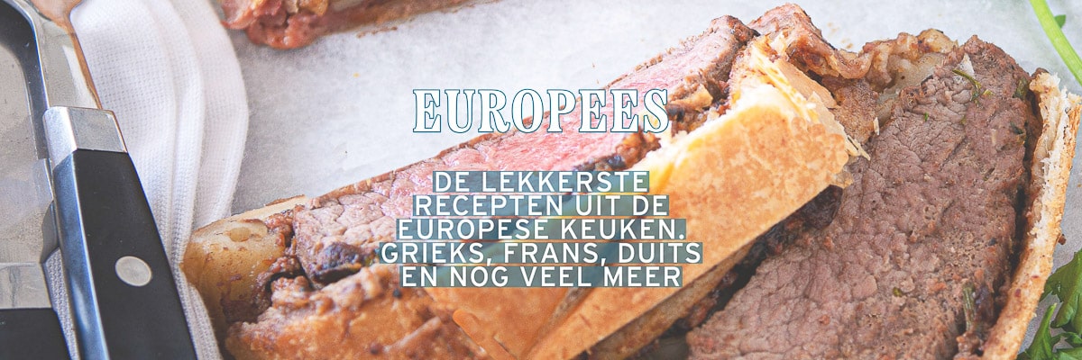 Een deel van een stuk Beef Wellington. Een tekstoverlay: Europees. De lekkerste recepten uit de Europese keukens. Grieks, Frans, Duits en nog veel meer