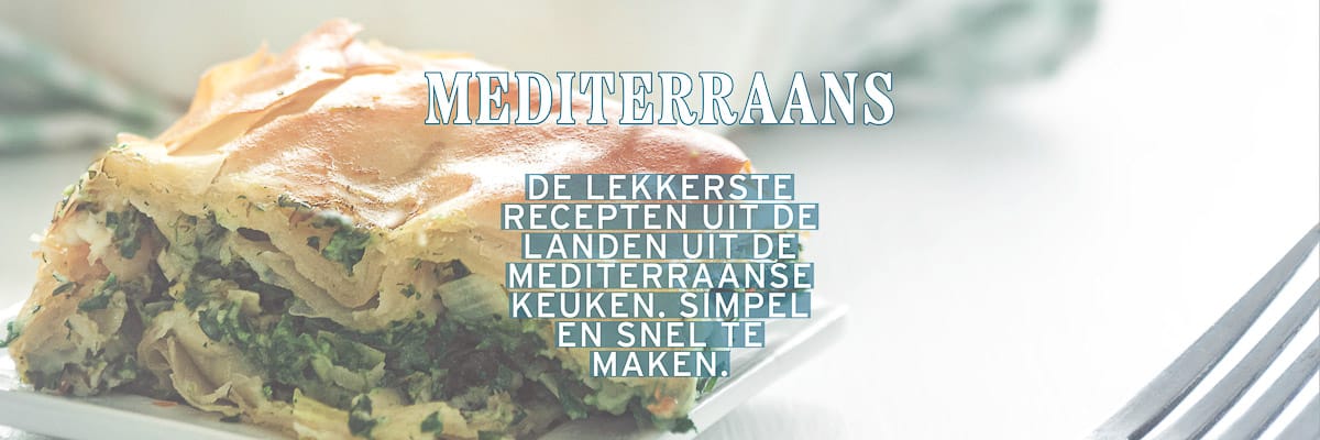 Spanakopita op een wit bord. Tekst overlay Mediterraans de lekkerste recepten uit de landen uit de mediterraanse keuken. Simpel en snel te maken