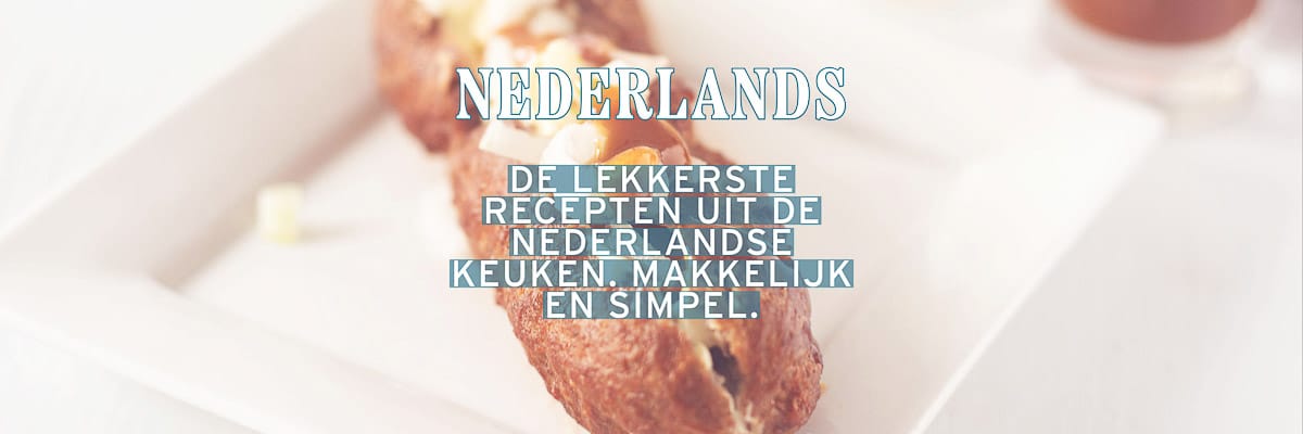 Een deel van een frikandel op een wit bord. Een tekst overlay de lekkerste recepten uit de Nederlandse keuken. Makkelijk en simpel