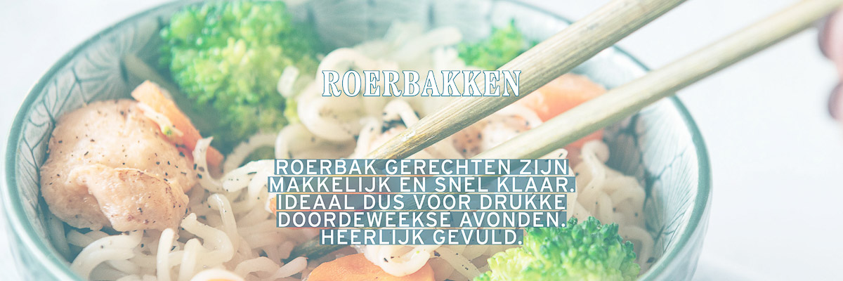 Een groene kom met broccoli, kip en noodles, twee eetstokjes pakken een hapje. Een tekstoverlay: roerbakken, roerbak gerechten zijn makkelijk en snel klaar. Ideaal dus voor drukke doordeweekse avonden. Heerlijk gevuld