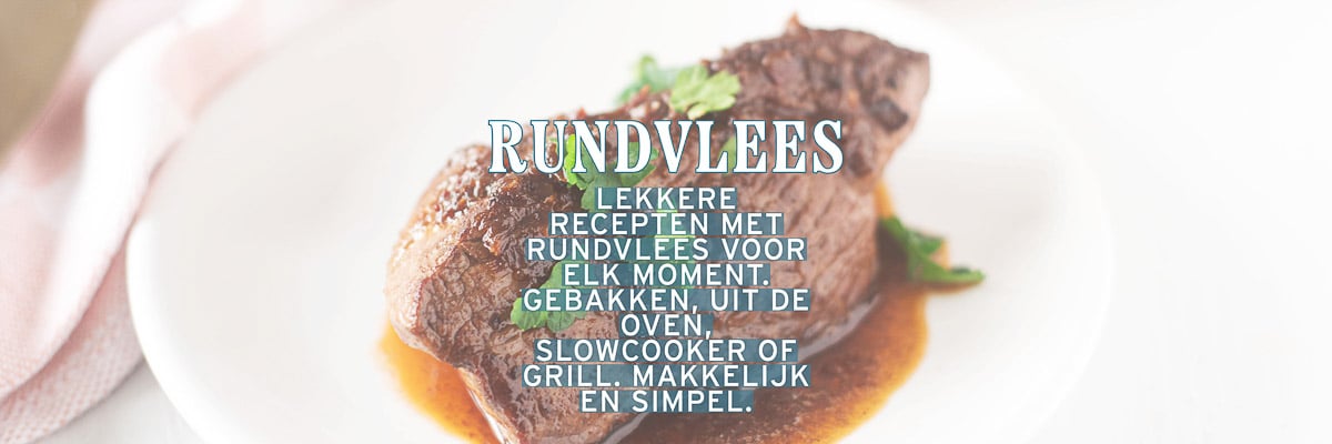 Een bord met biefstuk in jus. Een tekst overlay rundvlees: lekkere recepten met rundvlees voor elk moment. Gebakken, uit de oven, slowcooker of grill. Makkelijk en simpel