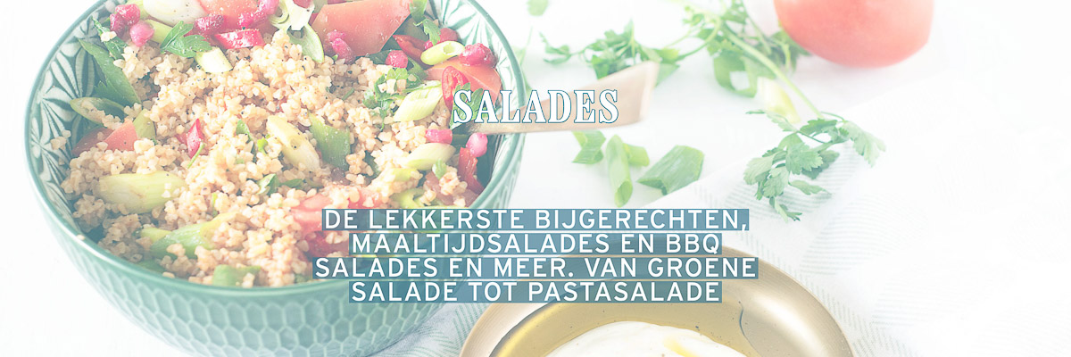 Een groene kom op een witte achtergrond gevuld met kisir salade. Er omheen groen en tomaten, Een tekst overlay salades, de lekkerste bijgerechten, maaltijdsalades en bbq salades en meer. Van groene salade tot pasta salade