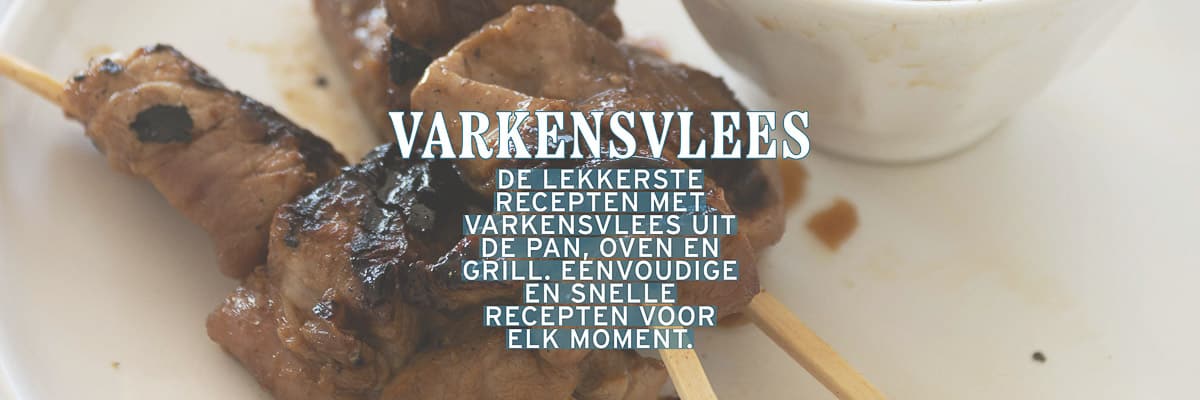 Satéstokjes met varkenshaas. Een tekstoverlay: Varkensvlees. De lekkerste recepten met varkensvlees uit de pan, oven en grill. Eenvoudige en snelle recepten voor elk moment