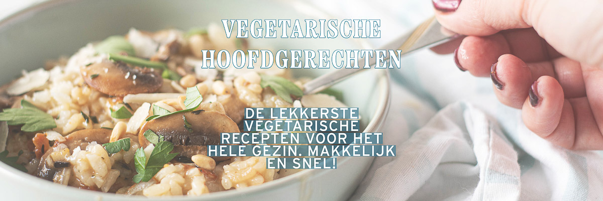 Een blauw schaaltje met risotto en champignons. Een hand hout een lepel vast. Tekst overlay: vegetarische hoofdgerechten, de lekkerste vegetarische recepten voor het hele gezin. Makkelijk en snel!