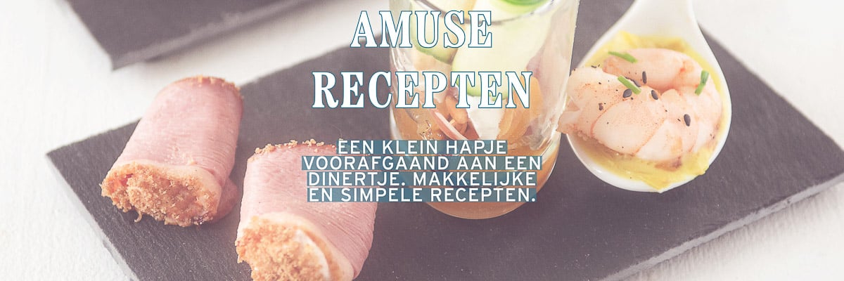 3 kleine amuses op een plankje. Een tekst overlay Amusse Recepten, een klein hapje voorafgaand aan een dinertje. Makkelijke n simpele recepten