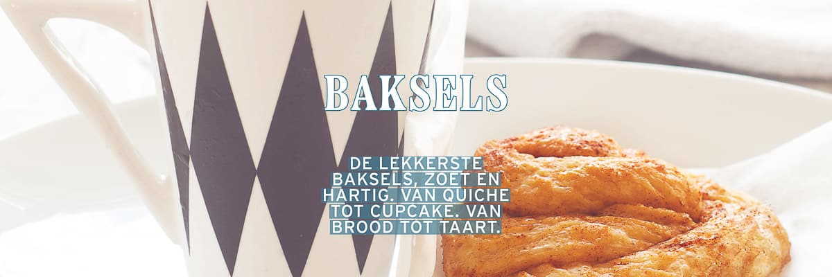 Een deel van een zeeuwse bolus met een kop koffie. Een tekstoverlay: baksels de lekkerste baksels, zoet en hartig, van quiche tot cupcake van brood tot taart