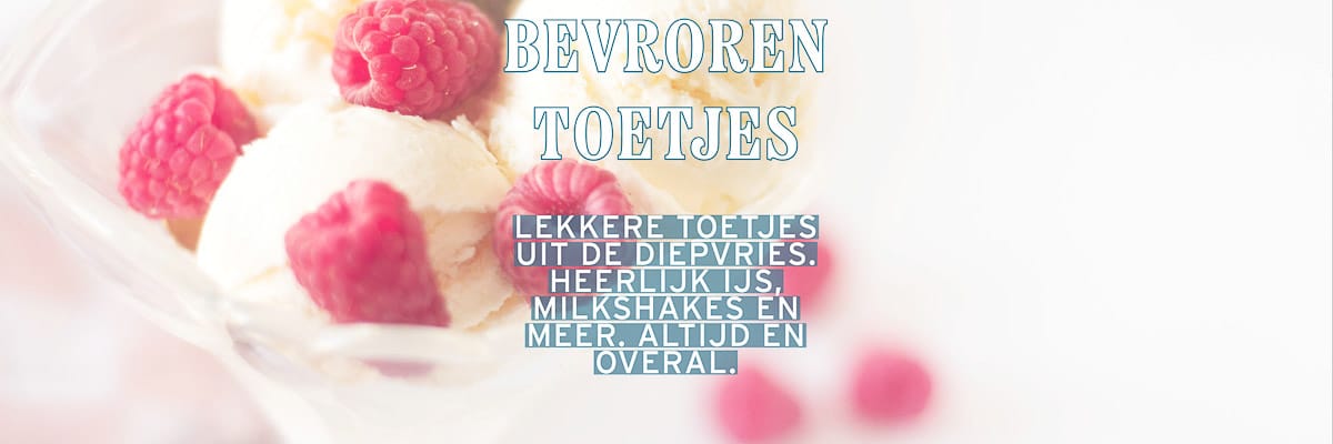 Een deel van een coupe met ijs. Een tekst overlay beschrijft bevroren toetjes. Lekkere toetjes uit de diepvries. Heerlijk ijs, milkshakes en meer. Altijd en overal