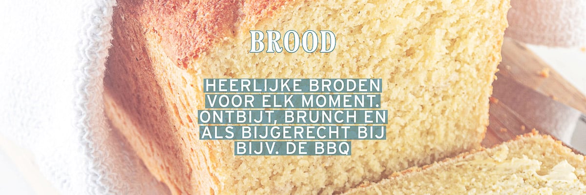 Een deel van een maisbrood. Een tekstoverlay: heerlijke broden voor elk moment. Ontbijt, brunch en als bijgerecht bij bijv. de BBQ