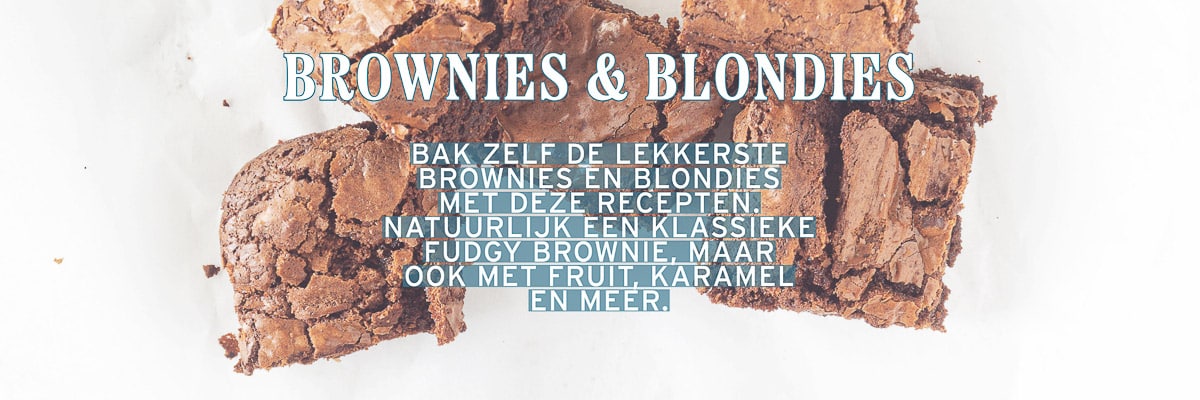 Een deel van een brownie op een witte ondergrond. Een tekstoverlay brownies en blondies. Bak zelf de lekkerste brownies en blondies met deze recepten. Natuurlijk een klassieke fudgy brownie, maar ook met fruit en karamel