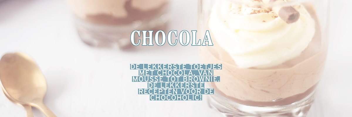 Drie chocolade mousse in een glaasje op een witte ondergrond. Tekst overlay chocola, de lekkerste toetjes met chocola van mousse tot brownie, de lekkerste recepten voor een chocoholic