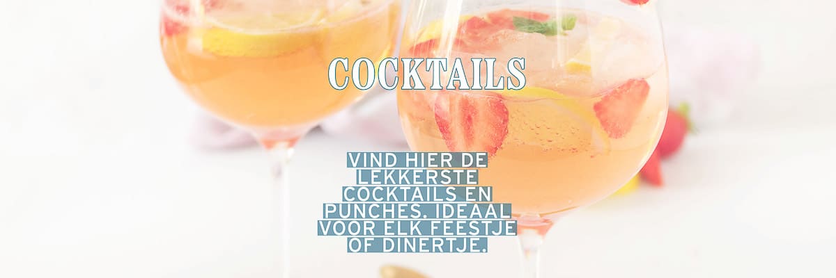 Twee glazen gevuld met cocktails. Tekstoverlay cocktails: vind hier de lekkerste cocktails en punches. Ideaal voor elk feestje en dinertje