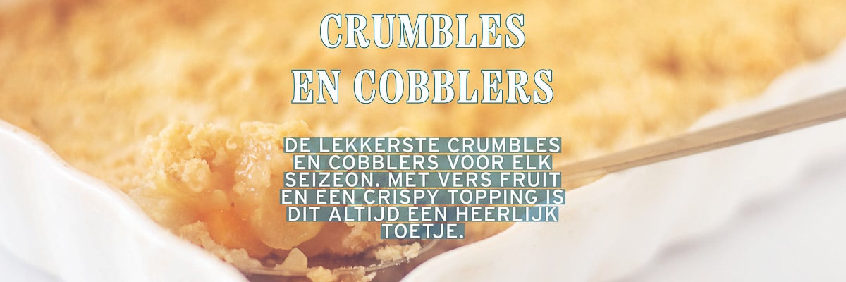 Een deel van een crumble in een witte ovenschaal. De lekkerste crumbles en cobblers voor elk seizoen. Met vers fruit en een crispy topping is dit altijd een heerijk toetje