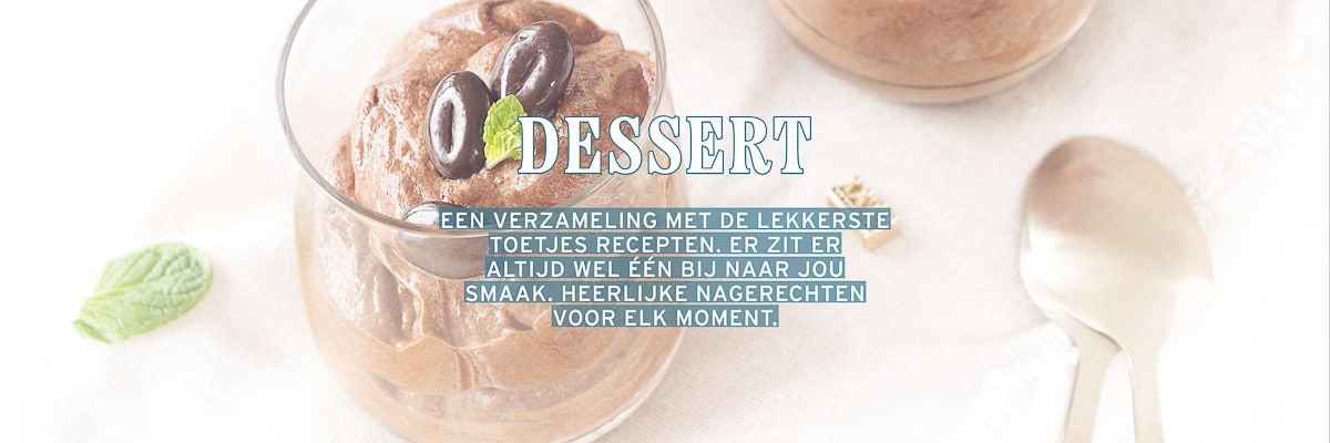 Een glas met chocolademouse op een witte ondergrond. Een tekstoverlay een verzameling met de lekkerste toetjes recepten. Er zit er altijd wel een bij naar jou smaak. Heerlijke nagerechten voor elk moment