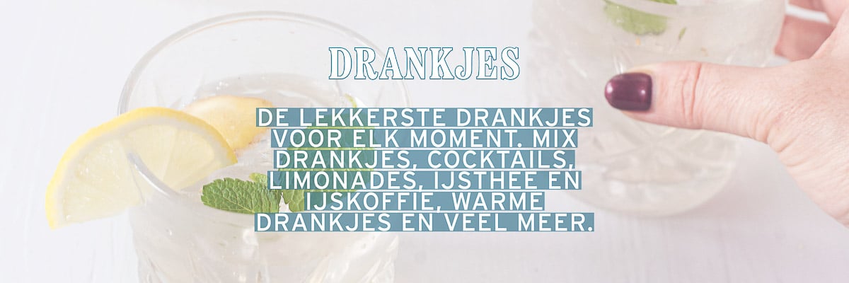 Twee glazen op de achtergrond. Een tekstoverlay De lekkerste drankjes voor elk moment. Mix drankjes, cocktails, limonades, ijsthee en ijskoffie, warme drankjes en veel meer