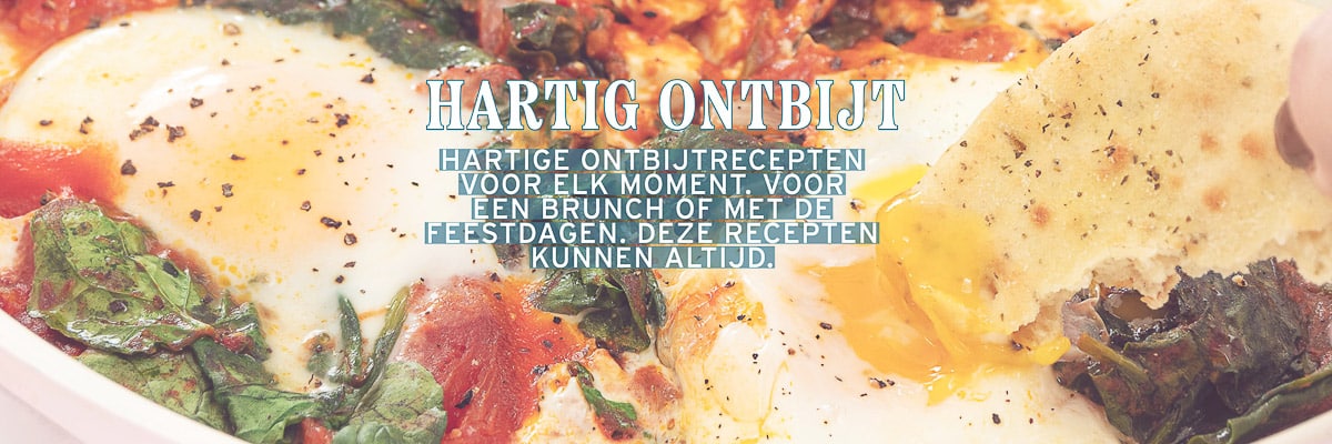 Banner shakshuka met feta deel, tekst overlay hartig ontbijt, hartige ontbijtrecepten voor elk moment Voor een brunch of met de feestdagen. Deze recepten kunnen altijd