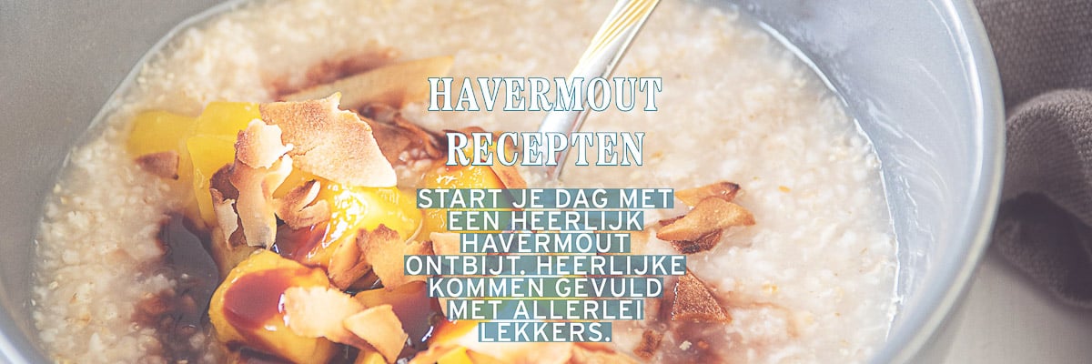 Een schaal met havermout, mango en kokos. Een tekstoverlay havermout recepten. Strt je dag met en heeriljk havermout ontbijt. Heerlijke kommen gevuld met allerlei lekkers