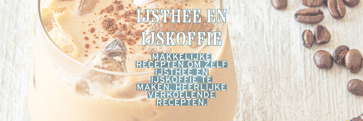 Een glas met ijskoffie en koffieboontjes. Tekstoverlay Ijthee en ijskoffie. Makkelijke recepten om zelf ijsthee en ijskoffie te maken. Heerlijke verkoelende recepten