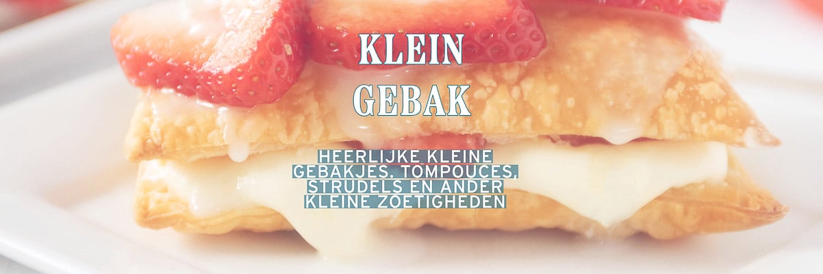 Een deel van een tompouce met aardbeien en room. Een tekst overlay: klein gebak. Heerlijke kleine gebakjes, tompouces, strudels en andere kleine zoetigheden