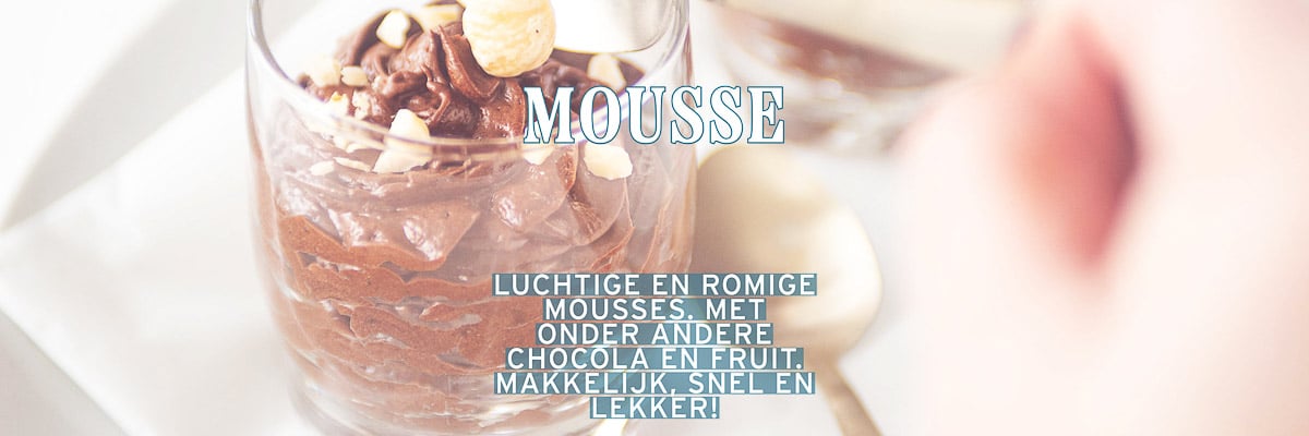 Een glas gevuld met chocolade mousse met hazelnoten. Een tekstoverlay mousse luchtige en romige mousses. Meet onder andere chocola en fruit. Makkelijk, snel en lekker