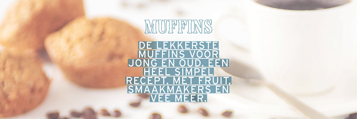 Muffins met koffiebonen en koffie op een witte ondergrond. Een tekstoverlay muffins. de lekkerste muffins voor jong en oud, een heel simpel recept. Met fruit, smaakmakers en nog veel meer