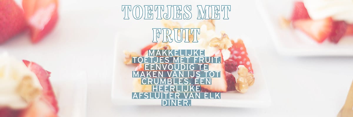 Drie schaaltjes met aardbeien en room. Een tekst overlay makkelijke toetjes met fruit. Eenvoudig te maken van ijs tot crumbles. Een heerlijke afsluiting van elk diner