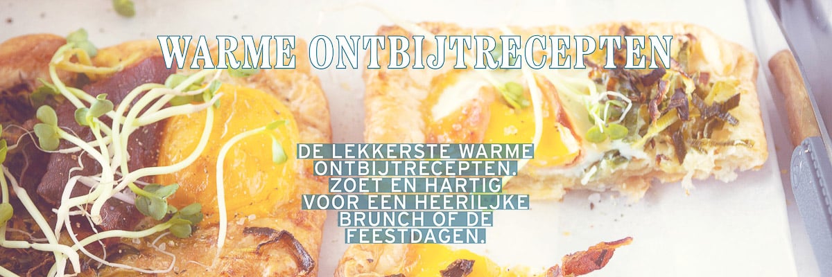 Een deel van een ontbijtquiche met ei. Een tekstoverlay warme ontbijtrecepten. De lekkerste warme ontbijtrecepten, zoet en hartig voor een heerijke brunch of de feestdagen