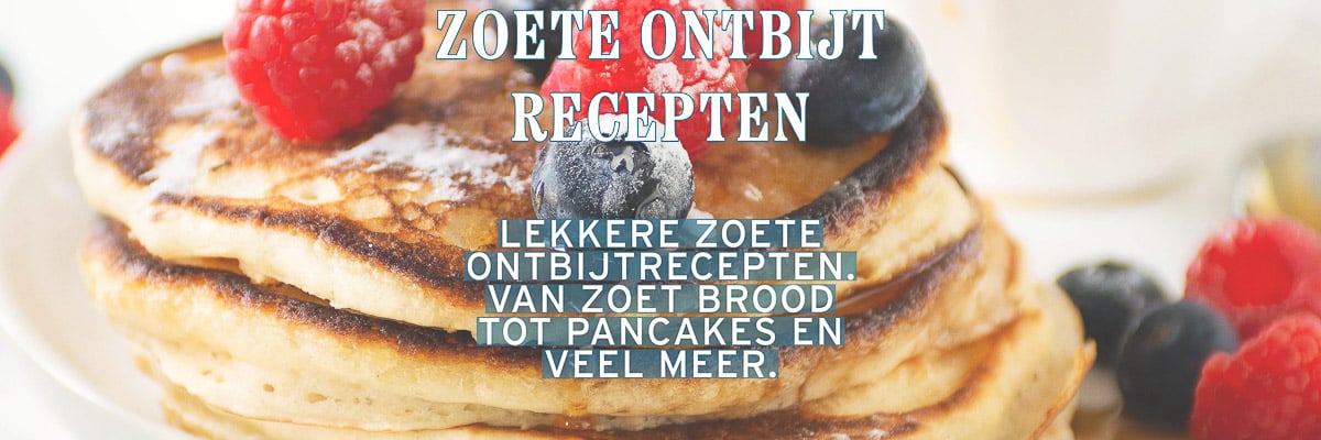 Een stapel pancakes met fruit. Een tekstoverlay zoete ontbijtrecepten. Lekkere Zoete ontbijtrecepten van zoet brood tot pancakes en veel meer