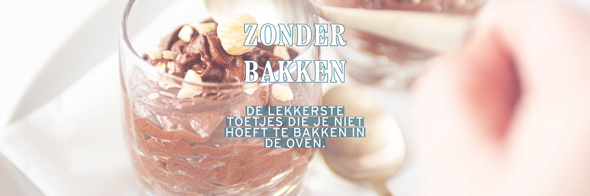 Chocolademousse met hazelnoten op een witte ondergrond. Een tekstoverlay zonder bakken. De lekkerste toetjes die je niet in de oven hoeft te bakken.