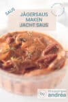 Een glazen schaal gevuld met een bruine Jagersaus met tijm en champignons. Bovenin een tekstoverlay: saus, jachtsaus maken, jagersaus, makkelijk recept, bijgerecht