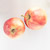 Twee appels op een witte ondergrond