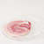 Bacon op een glazen schaal op een witte ondergrond