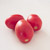 Drie Roma tomaten op een witte ondergrond