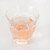 Een glas et rosé op een witte ondergrond