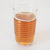Een glas met runderbouillon