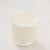 Slagroom in een glas op een witte ondergrond
