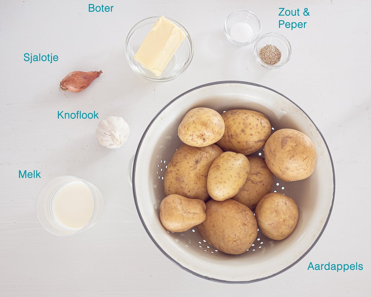 Ingrediënten Aardappelpuree met Knoflook, individueel gelabeld op een witte ondergrond