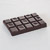 Een reep pure chocola op een witte ondergrond