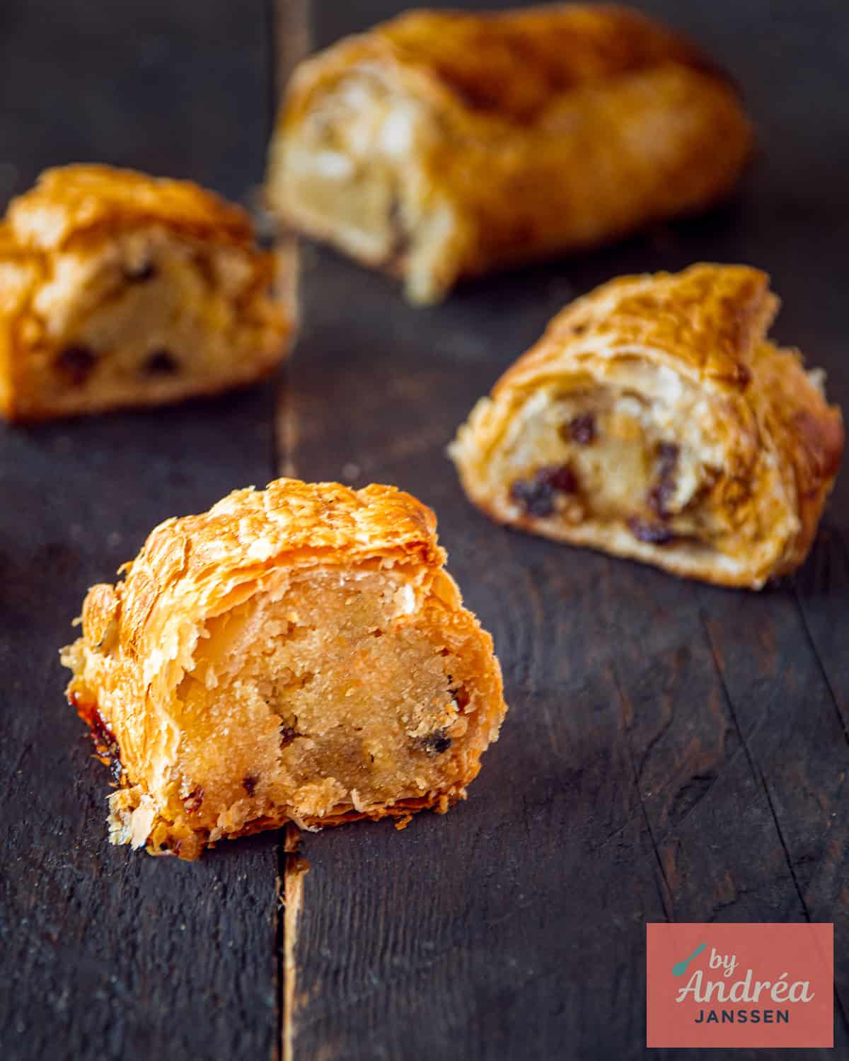 Amandelstaaf Met Appel En Rozijnen Van Bladerdeeg