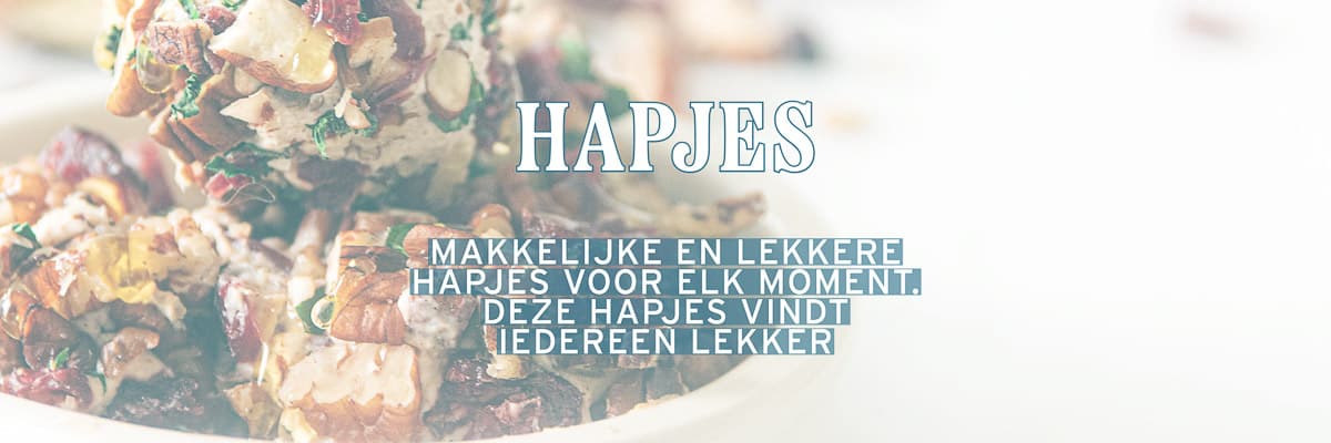 Een schaaltje met kaasballetjes. Een tekstoverlay in het midden: hapjes, makkelijke en lekkere hapjes voor elk moment. Deze hapjes vindt iedereen lekker