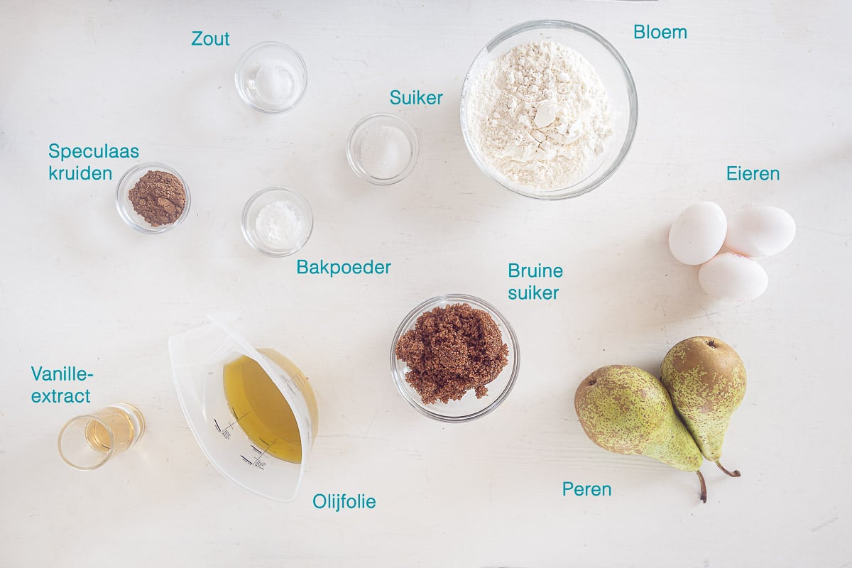 Ingrediënten Kruidige Perencake met Olijfolie, individueel gelabeld op een witte ondergrond