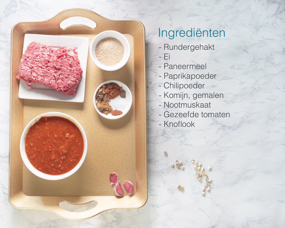 Ingrediënten Tapas Albondigas Spaanse gehaktballetjes in Tomatensaus rechts op een gouden dienblad. Links een opsomming van de ingrediënten in tekst.