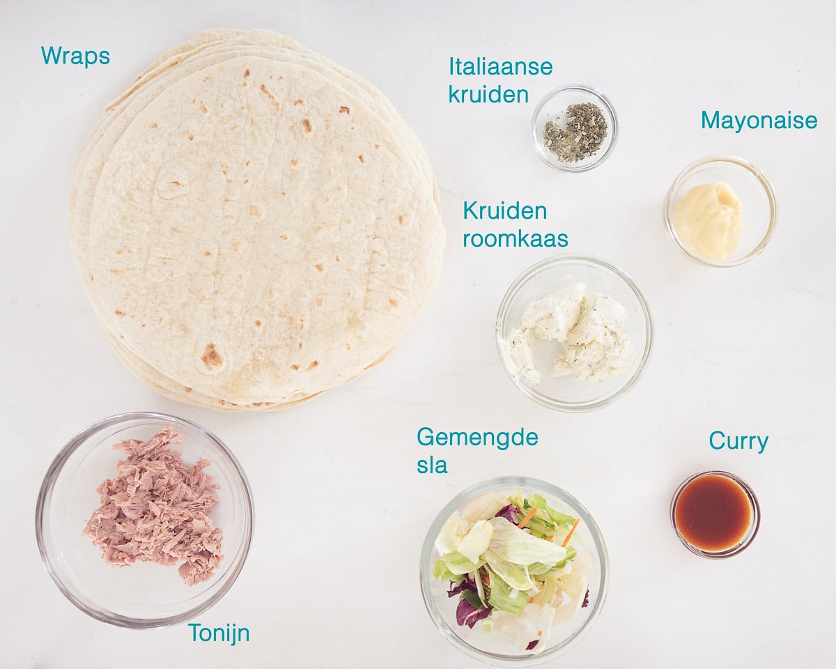 Ingrediënten Tonijnsalade Wrap Hapjes, individueel gelabeld op een witte ondergrond.