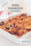 Een ovenschaal gevuld met appel frambozen crumble. In de bovenkant een tekst appel frambozen crumble, dessert, makkelijk recept, fruit