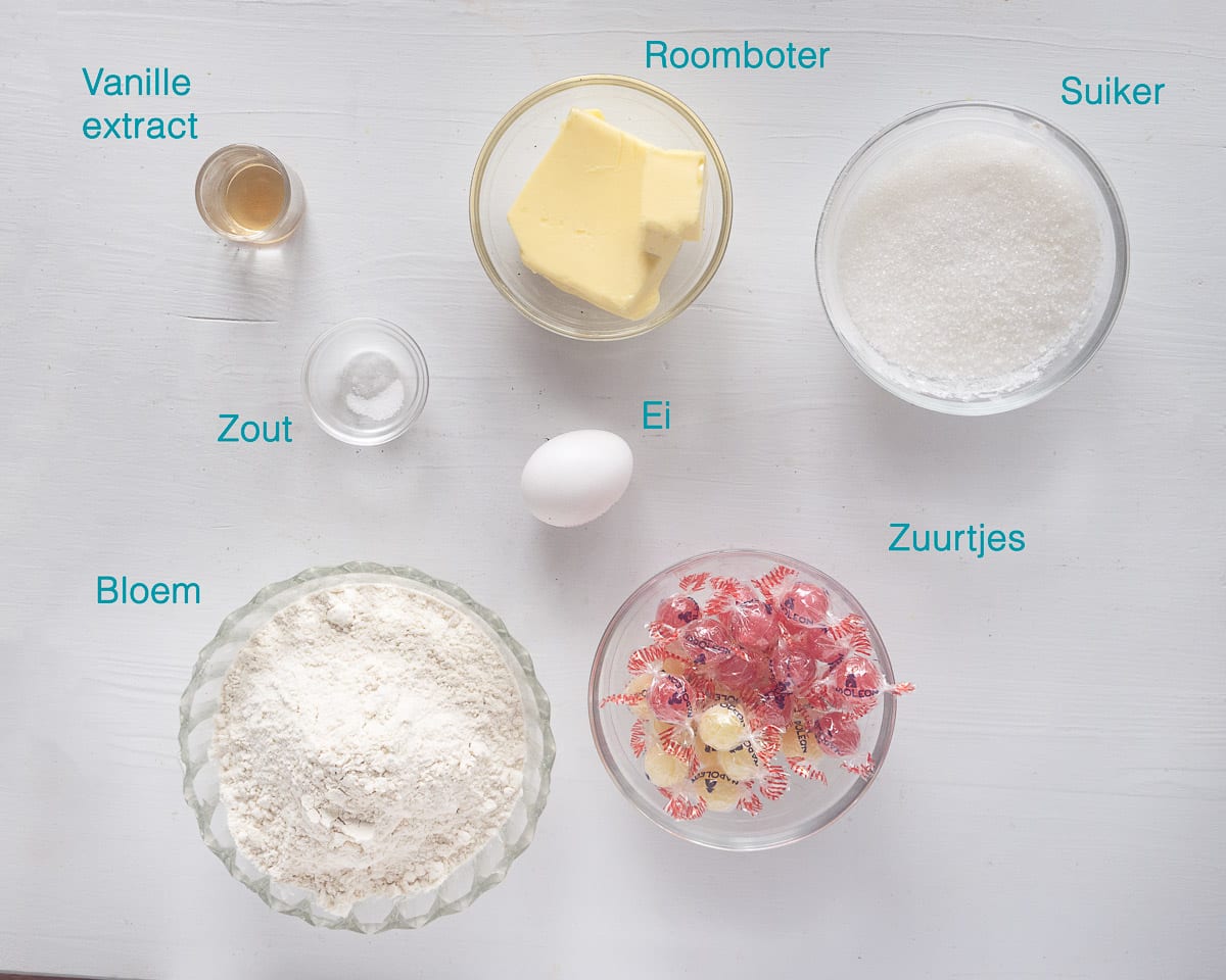 Ingrediënten Glas in Lood Koekjes, individueel gelabeld op een witte ondergrond.