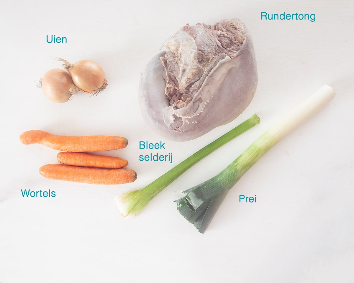 Ingrediënten gestoofde rundertong, individueel gelabeld op een witte ondergrond