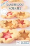 3 koekjesparen met een glas-in-lood vulling (geel en rood) op een witte ondergrond. Bovenin een tekstoverlay: glas in lood koekjes, koekjes, makkelijk recept, bakken met kids