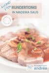 Een witte schaal met plakjes rundvlees van de tong, een hartige, zoete saus. Bovenin een tekstoverlay: rundertong in Madeirasaus, avondeten, makkelijk recept, delicatesse