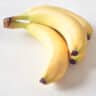 Vier bananen op een witte achtergrond
