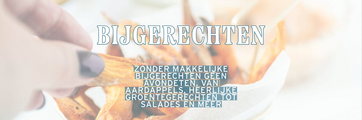 Een hand die een zoete aardappelfrietje pakt. Een tekst overlay: bijgerechten: zonder makkelijke bijgerechten geen avondeten. Van aardappels, heerlijke groentegerechten tot salades en meer